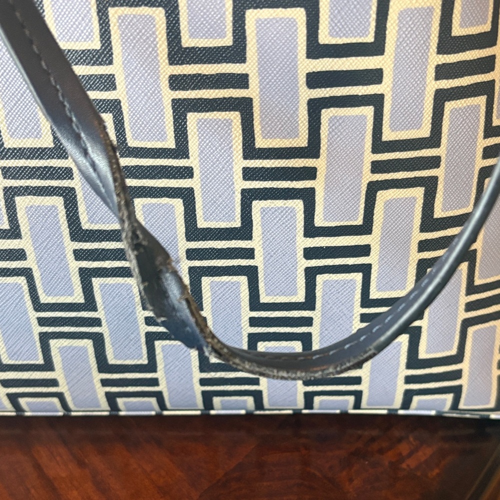 Kate Spade Stylish Geometric Patterned Tote Bag with matching wristlet - Picture 8 of 13